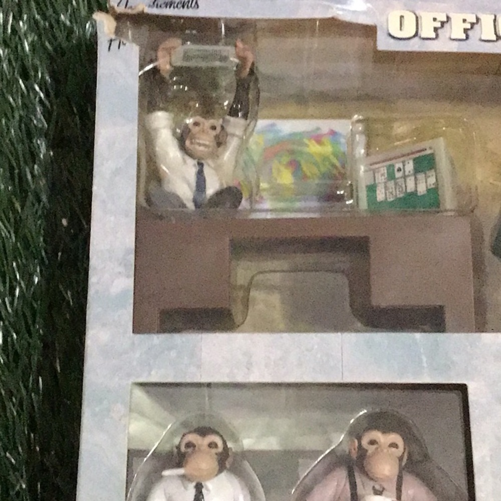 Office monkeys lot51 - Picture 3 of 5